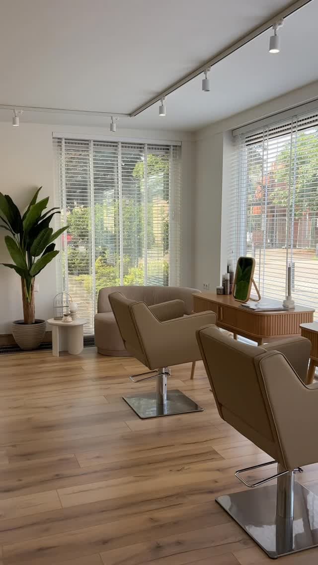 Sfeervolle haarsalon met warm licht